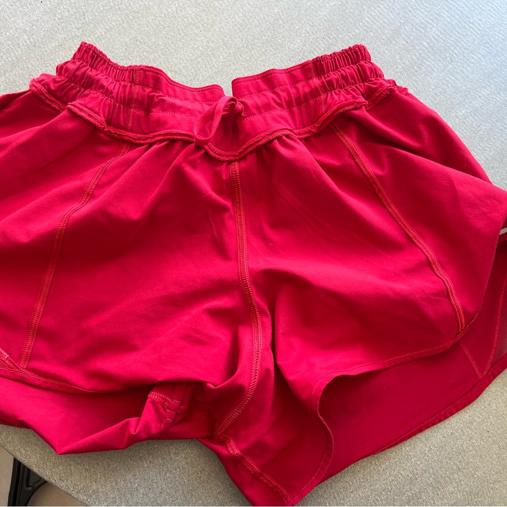 Lululemon size 4 hotty hot 2.5 inch shorts